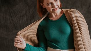 Niepozorny, ale wszechstronny. Kardigan jako tajna broń stylu dojrzałych kobiet