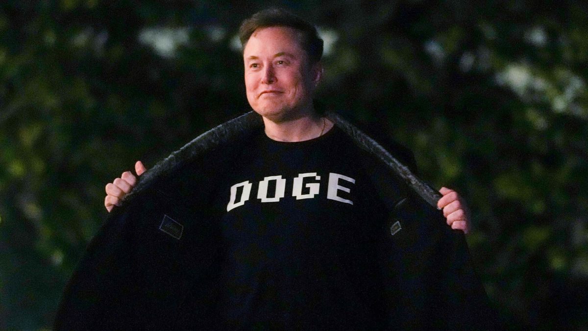 Archiwum zagraniczne East News 2025-03
Elon Musk shows off a shirt that says "DOGE" as he walks on the South Lawn of the white House after stepping off Marine One upon arrival to the White House in Washington, DC on March 9, 2025. (Photo by Oliver Contreras / AFP)
OLIVER CONTRERAS