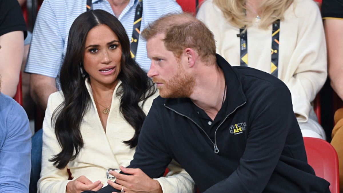 Książę Harry i Meghan Markle mocno oberwali od opinii publicznej. Nazwano ich "hipokrytami" 