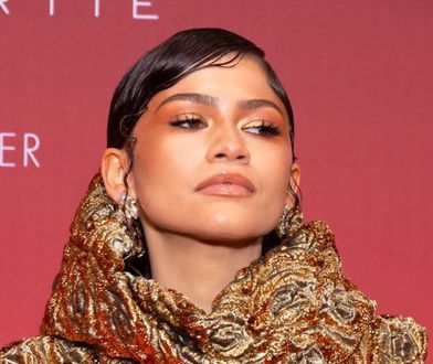 Zendaya cała w złocie. Aktorka odsłoniła brzuch. Przesada?