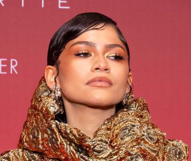 Zendaya cała w złocie. Aktorka odsłoniła brzuch. Przesada?