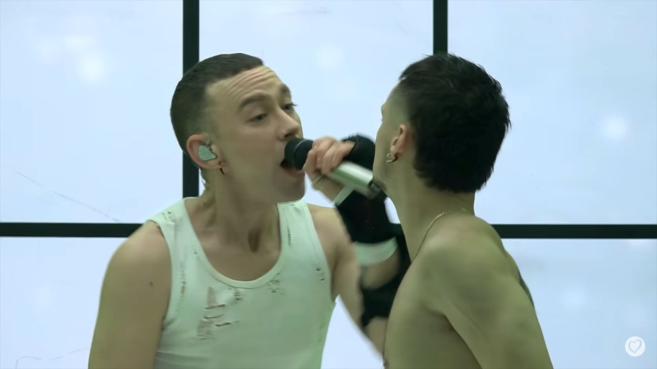 Olly Alexander wystąpił z czterema roznegliżowanymi mężczyznami