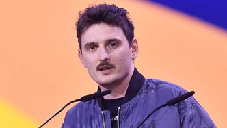 Dawid Podsiadło nie miał łatwej relacji z ojcem. Rozliczył się z nim w piosence. "Wznieś kieliszek i znów się napij"