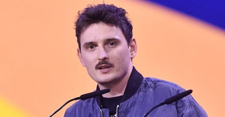 Dawid Podsiadło nie miał łatwej relacji z ojcem. Rozliczył się z nim w piosence. "Wznieś kieliszek i znów się napij"