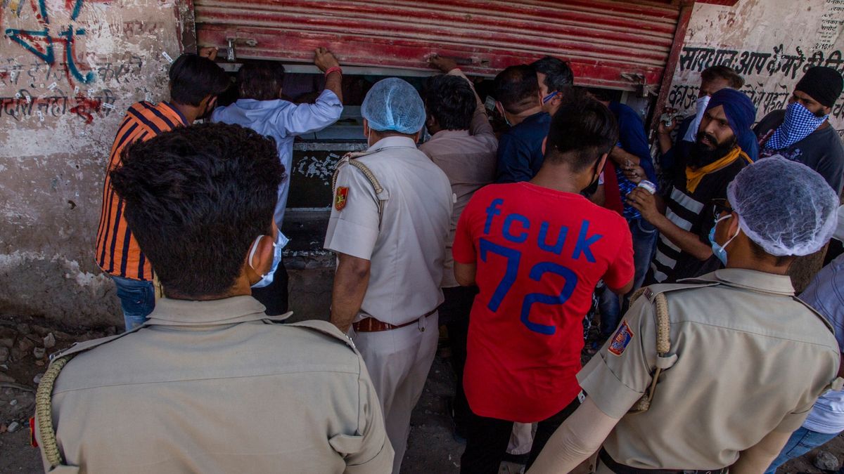 Indie. Pod sklepami monopolowymi pojawiły się tłumy