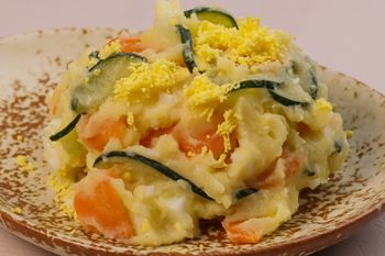 Japońska sałatka ziemniaczana sprawdzi się na rodzinnych imprezach.