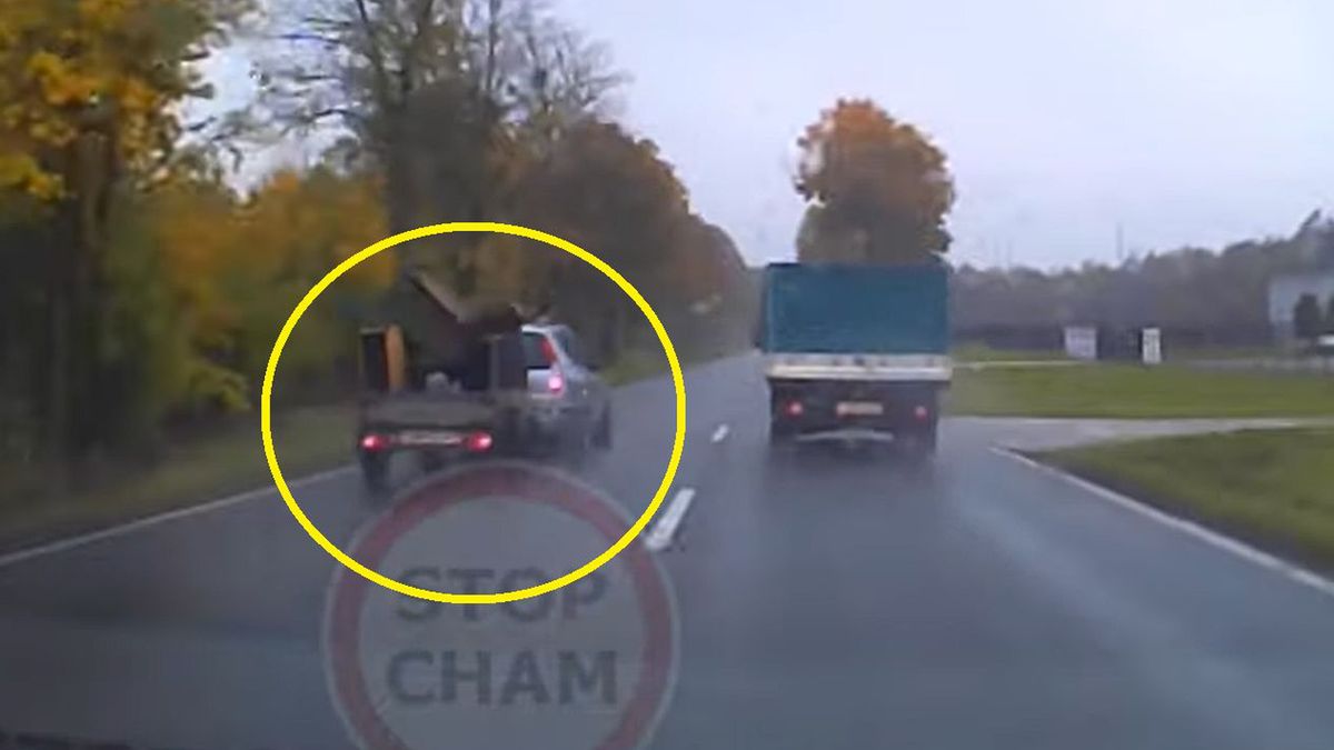 Mało brakowało, a sofa na DK 15 doprowadziłaby do tragedii 