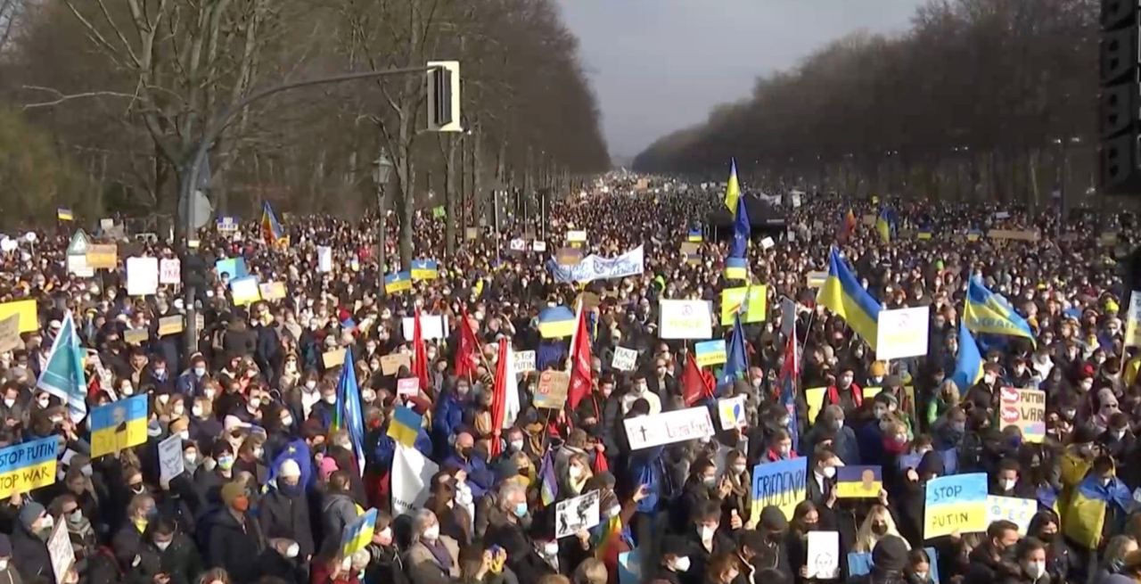 Kolejna fala antywojennych protestów. Wielotysięczne tłumy na ulicach Berlina.
Fot. Twitter/NEXTA