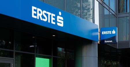 Znalazł dziesiątki cudzych kart w skrzynce. Erste Bank podejrzewa przekręt na "słupy"