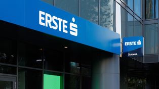 Znalazł dziesiątki cudzych kart w skrzynce. Erste Bank podejrzewa przekręt na "słupy"