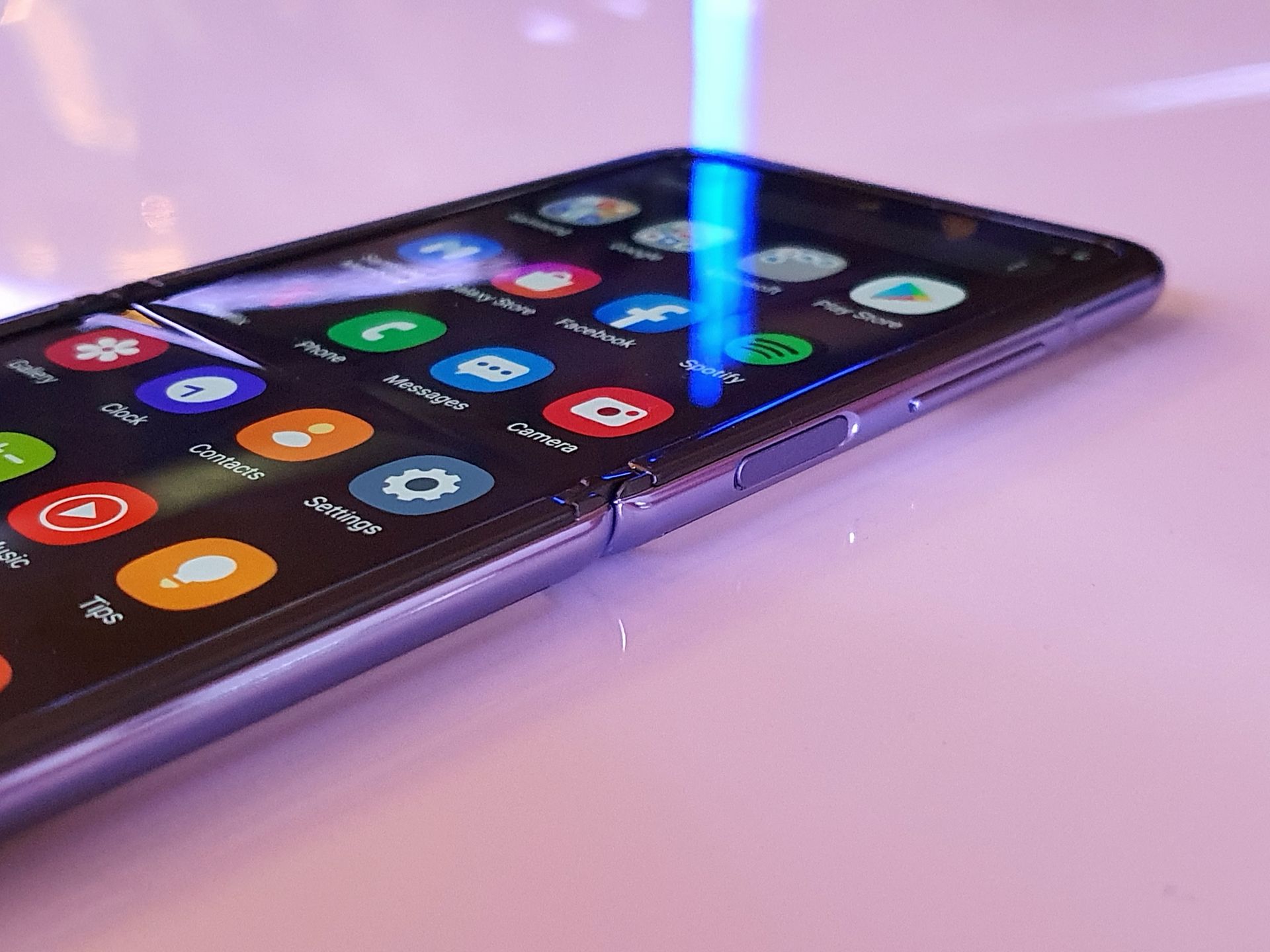 Samsung Galaxy Z Flip udaje zwykły smartfon skuteczniej niż Motorola razr. Tak, to ogromna zaleta 3