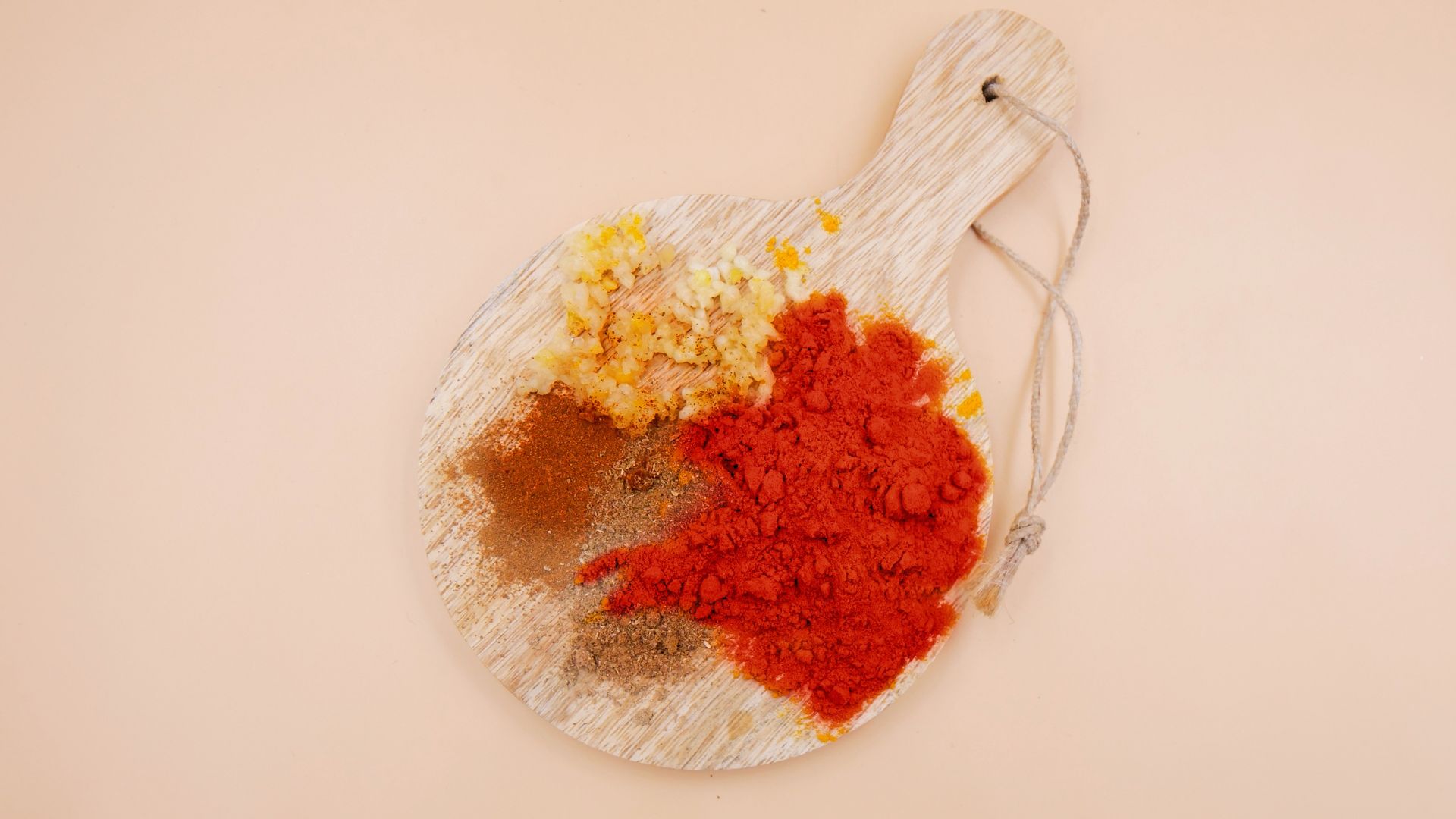 Niektóre składniki, takie jak przyprawy (np. imbir, cynamon, chili), stymulują krążenie krwi i przyspieszają metabolizm, co sprawia, że czujemy się cieplej.