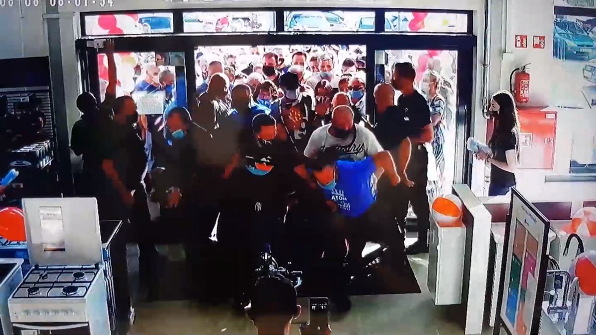 Tłum wchodzący do sklepu