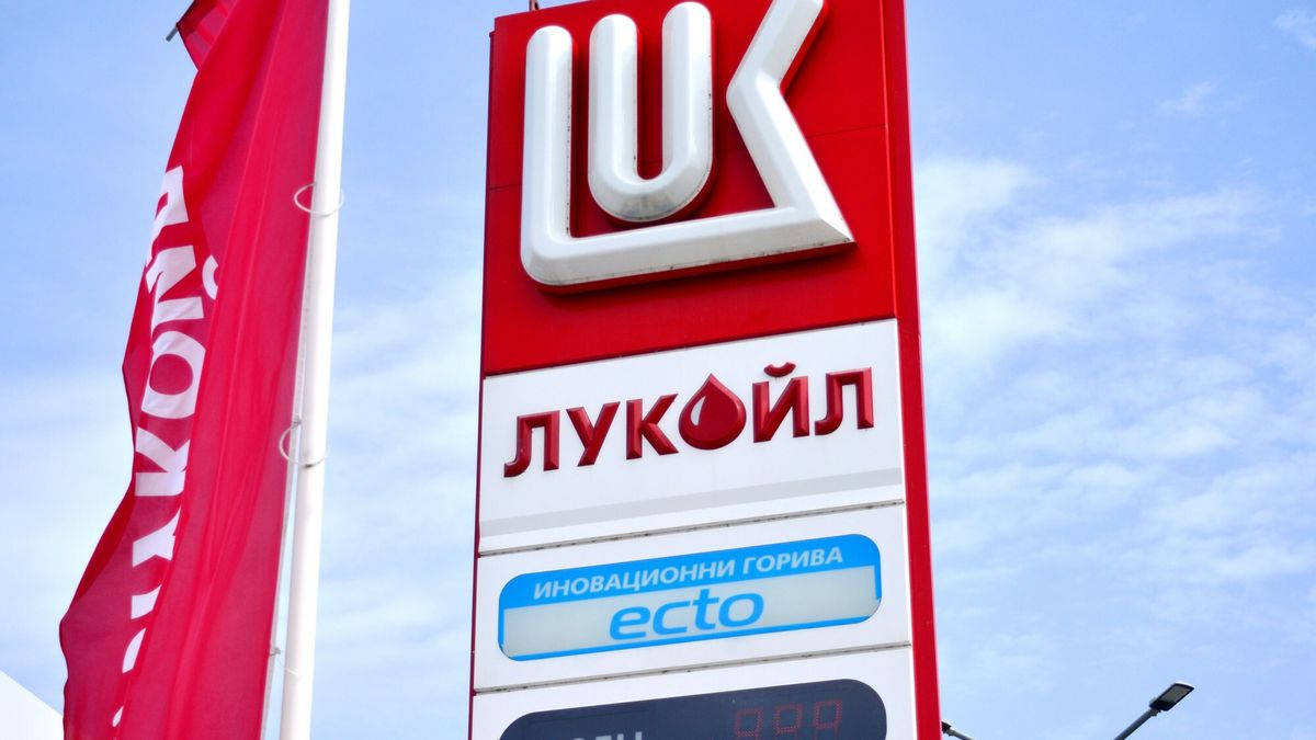 Rosyjskie stacje paliwowe w Bu?garii
Fot. Albin Marciniak/East News, Bulgaria. 16.05.2023. Stacja paliw, rosyjskie przedsiebiorstwo naftowe Lukoil. Warna nad Morzem Czarnym.
Albin Marciniak