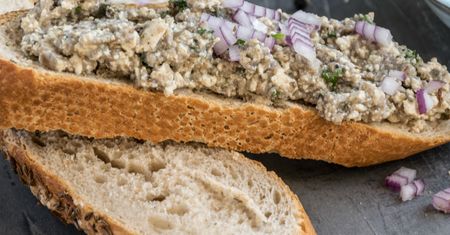 Klasyk kanapkowy na kolację. Robię tę pastę w podwójnej porcji, bo zawsze znika błyskawicznie