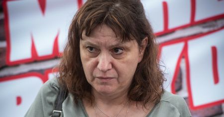 Mąż ofiary katastrofy nie gryzie się język. Mówi o reżyserce