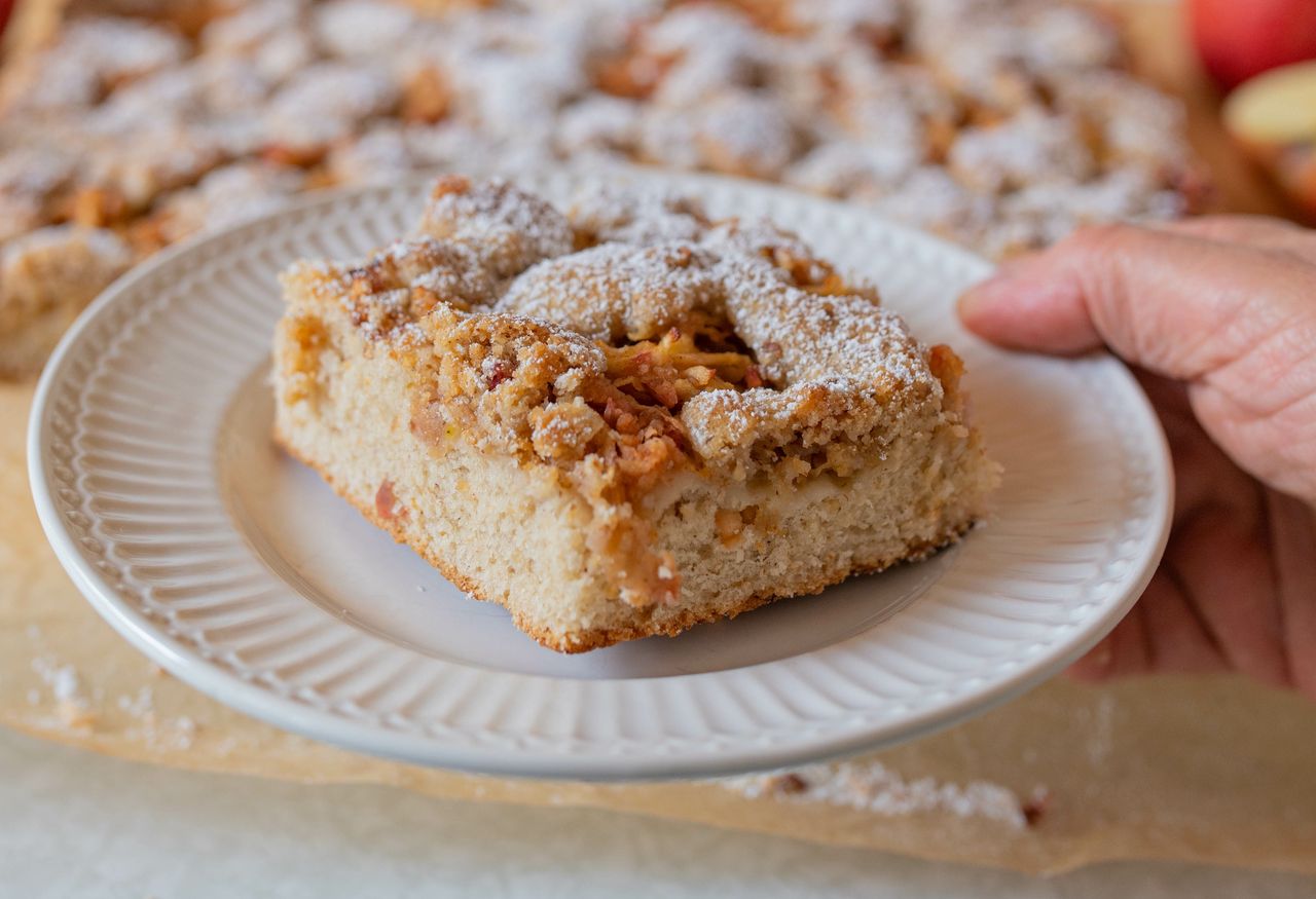 Apple cake with delicious crumble will delight everyone.