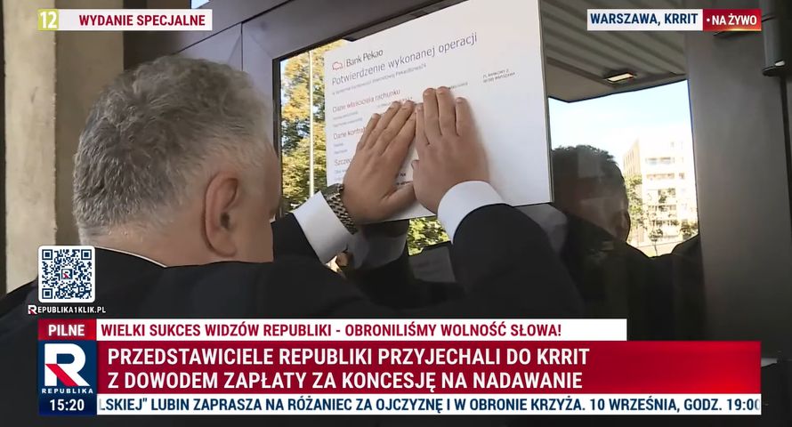 Władze Republiki przykleiły kopie przelewów do drzwi KRRiT