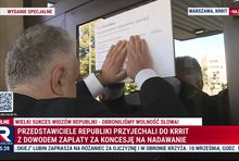 Tomasz Sakiewicz przykleja kopię przelewu