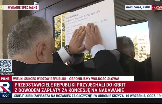 Władze Republiki przykleiły kopie przelewów do drzwi KRRiT