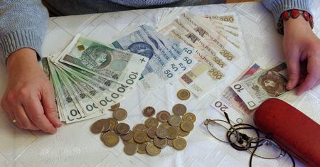 "Niemiecki żołnierz" oszukał seniorkę. Straciła prawie pół miliona