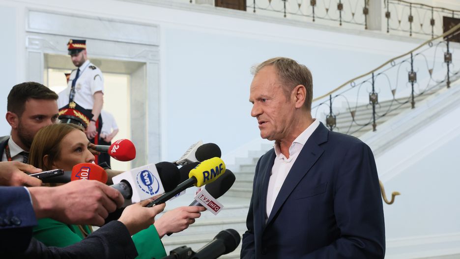 Warszawa, 26.05.2023. Przewodniczący Platformy Obywatelskiej Donald Tusk (P) podczas wypowiedzi dla mediów na korytarzu Sejmu w Warszawie w ostatnim dniu posiedzenia Izby, 26 bm. Sejm opowiedział się przeciwko senackiej uchwale o odrzuceniu ustawy ws. powołania komisji ds. rosyjskich wpływów na bezpieczeństwo wewnętrzne Rzeczypospolitej Polskiej w latach 2007-2022. (amb) PAP/Leszek Szymański
