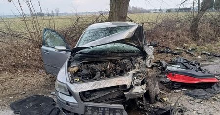 Śmiertelny wypadek w gminie Sitno – 22-latek uderzył w Audi, uderzył w jadące z naprzeciwka Volvo