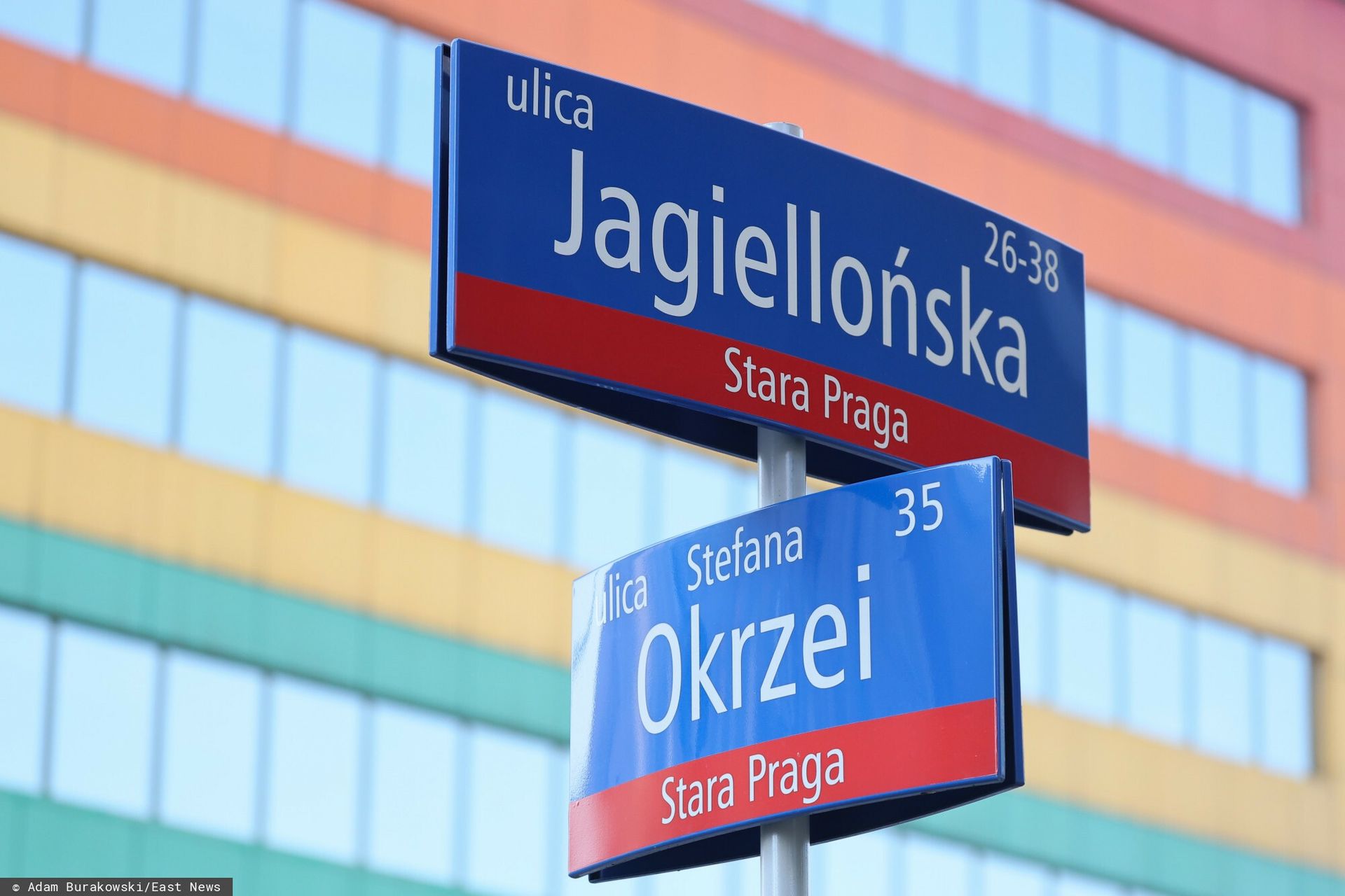 Urząd skarbowy na Pradze obrzucony kamieniami — 10 szyb zniszczonych