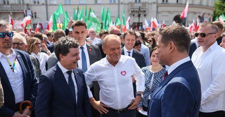 Tusk ostro o "zwykłych gangsterach". "Nie ma w tym słowa przesady"