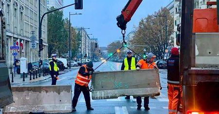 Szykują się na marsz. Policja rozstawiła zapory w Warszawie