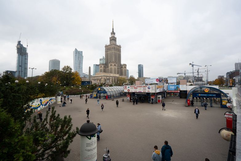 Na zdjęciu plac przed wyjściem ze stacji metra Centrum