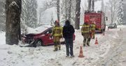 Zakopane: Groźne zdarzenie drogowe. Taksówka uderzyła w drzewo