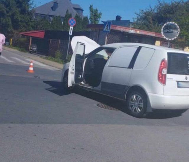 Zderzenie motocykla z pojazdem osobowym. Kierujący jednośladem trafił do szpitala (zdjęcia)