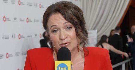 Ewa Drzyzga w czerwonej sukni relacjonuje Oscary prosto z Los Angeles i zalicza małą WPADKĘ