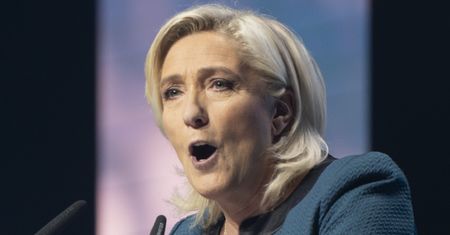 Tak kiedyś wyglądała Marine Le Pen. Na jednym z archiwalnych zdjęć miała zaledwie 18 LAT. Bardzo się zmieniła? (FOTO)