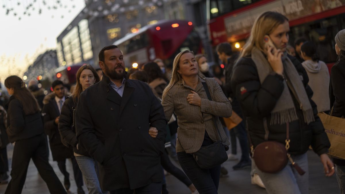 LONDON, ENGLAND - NOVEMBER 23: Members of the public walk down Oxford Street on November 23, 2021 in London, England. As the country enters the winter months, the British government updated its guidance for England to encourage people to take free NHS Covid-19 lateral flow tests (LFTs) before entering high-risk spaces like crowded, enclosed areas, or when meeting vulnerable people. (Photo by Dan Kitwood/Getty Images)
