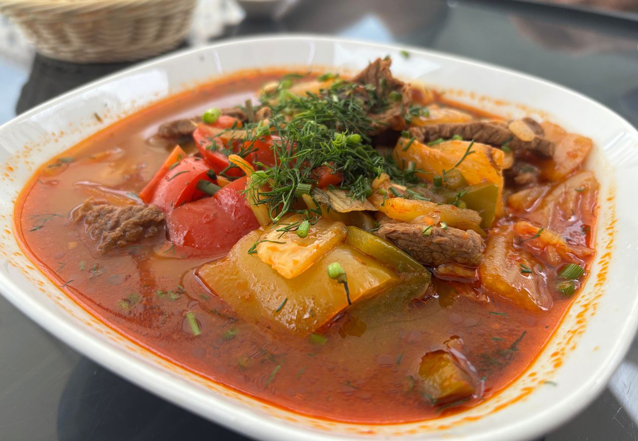 Wrzucam do gara i zalewam bulionem. Ta chorwacka zupa syci i obłędnie smakuje