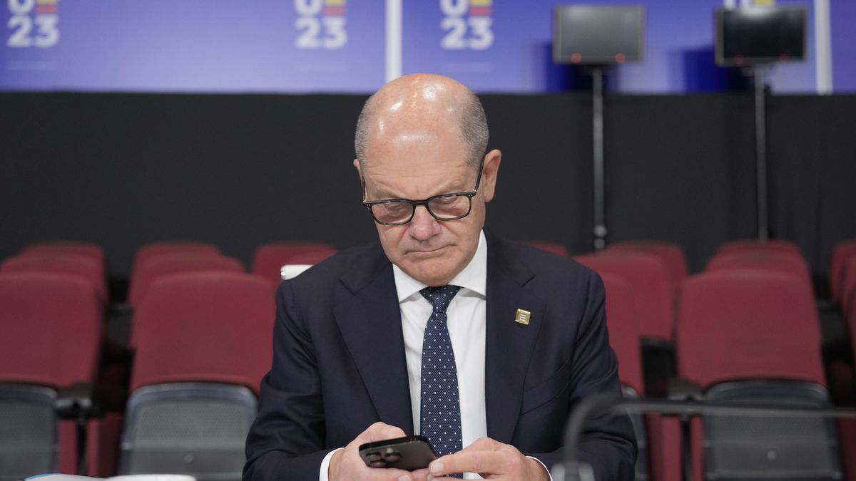 Olaf Scholz, Germany's chancellor, uses a smartphone at an informal meeting of European Union (EU) leaders in Granada, Spain, on Friday, Oct. 6, 2023. EU leaders are meeting to contemplate another wave of expansion with a new pro-Russian government set to take power in Slovakia and the US struggling to approve more aid to Kyiv. Photographer: Paul Hanna/Bloomberg via Getty Images