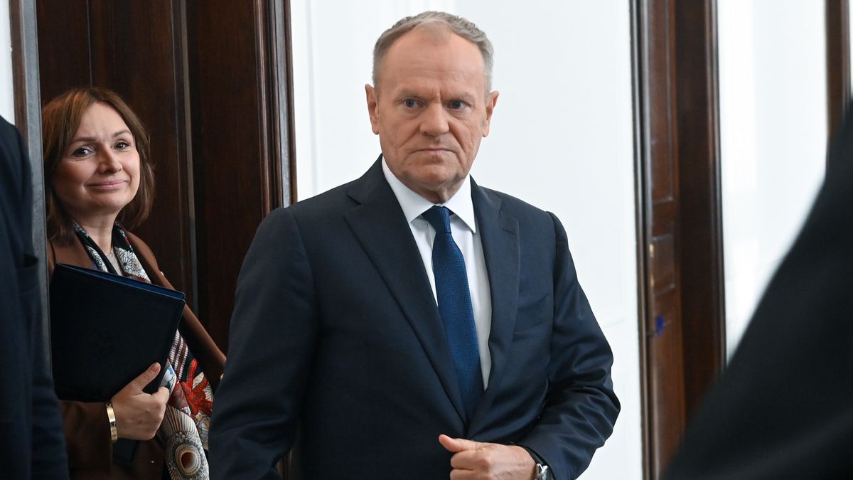 Warszawa, 05.12.2025. Premier Donald Tusk (C) i wicemarszałek Sejmu Monika Wielichowska (L) w Sejmie w Warszawie, 5 bm. Sejm zakończył utajniony punkt obrad i kontynuuje posiedzenie. (sko) PAP/Piotr Nowak