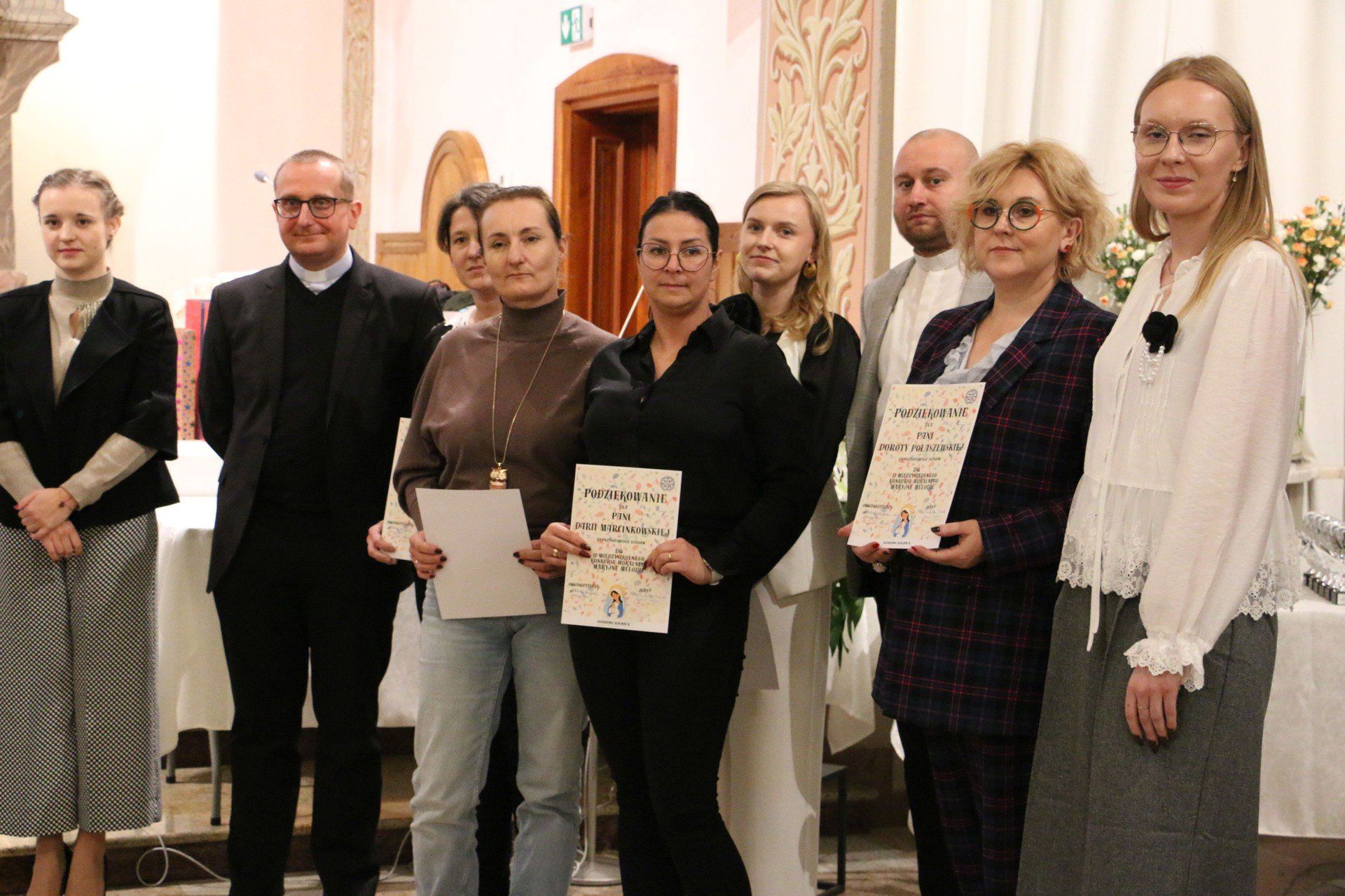 Młodzi artyści z regionu śpiewają pieśni maryjne podczas II Międzyszkolnego Konkursu Wokalnego &#34;Maryjne Melodie&#34; 2025 w Siniarzewie.