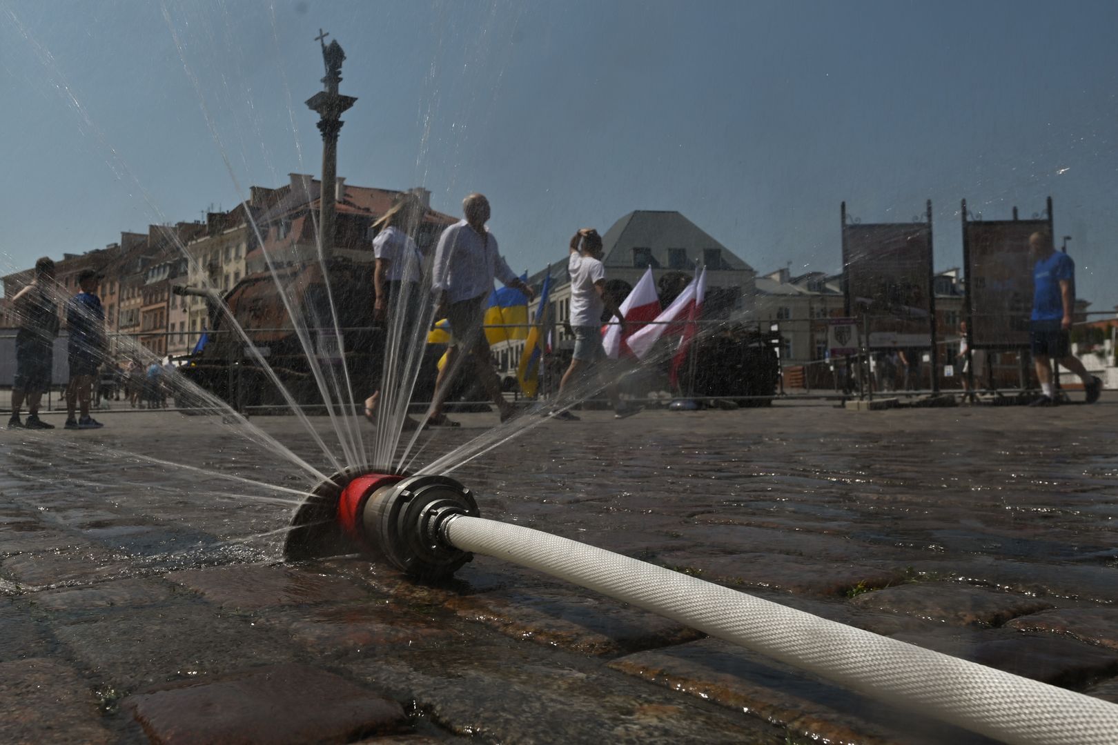 People walk next to the water sprinkler instaled in the Castle Square in Warsaw.
Friday was the day of the culmination of the heat wave in Poland. Thermometers across the country indicated over 30 degrees Celsius and in some places the temperature exceeded 36 degrees. Several cities in south-eastern Poland broke local heat records for June.
On Friday, June 01, 2022, in Warsaw, Poland. (Photo by Artur Widak/NurPhoto via Getty Images)