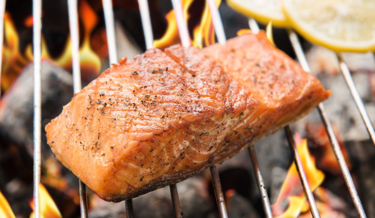 Łosoś z grilla to prawdziwy skarb na talerzu. Każdy będzie chciał go skubnąć