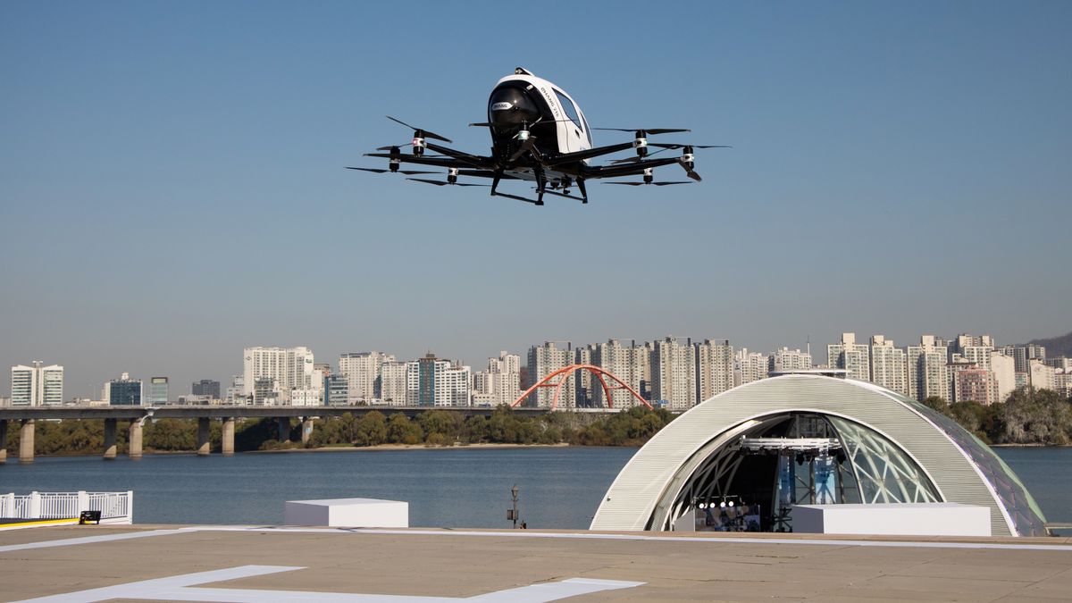 Chińska powietrzna taksówka EHang 216 podczas demonstracyjnego lotu w Seulu. Zdjęcie z 2020 r. 