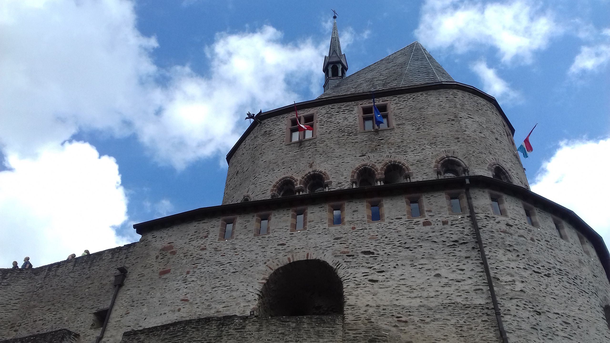 Zamek górujący nad Vianden  zrobi wrażenie zarówno z zewnątrz, jak i w środku