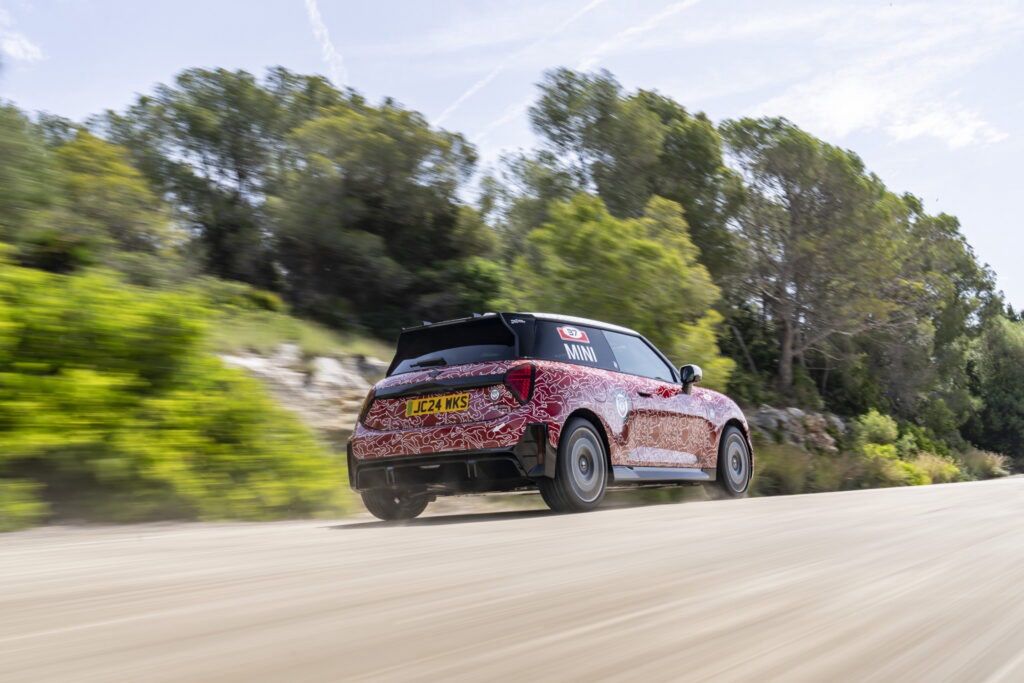 Mini JCW E w kamuflażu
