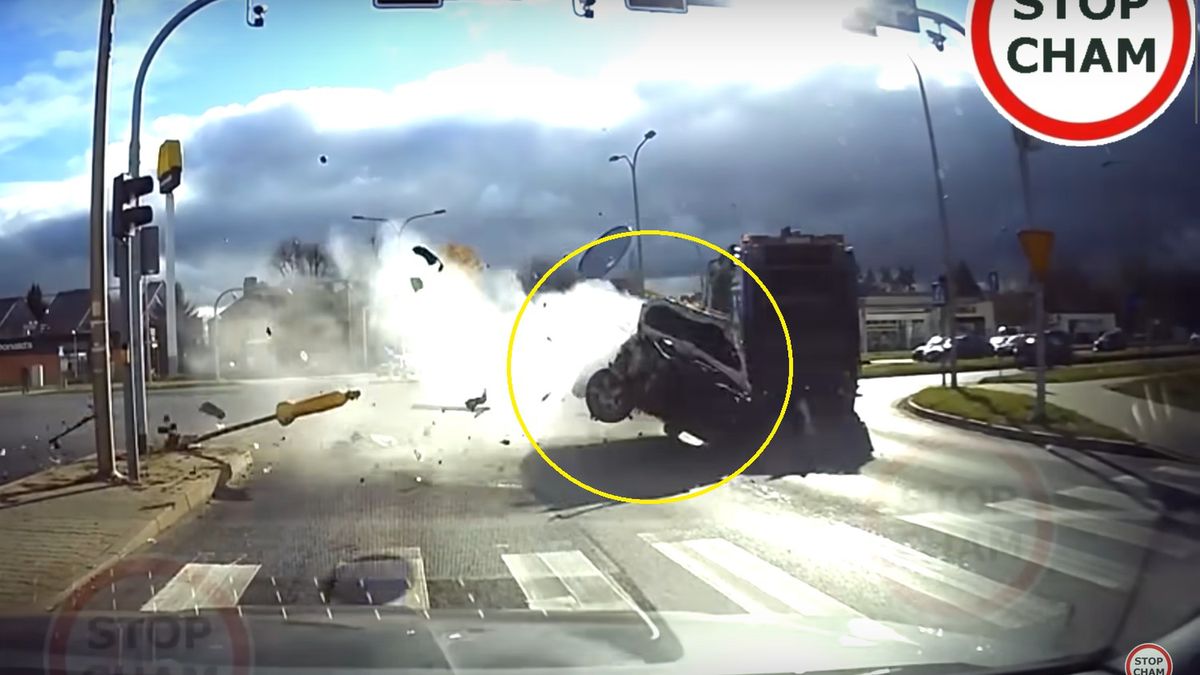 77-letni kierowca uderzył w lampę i dachował. Trafił do szpitala