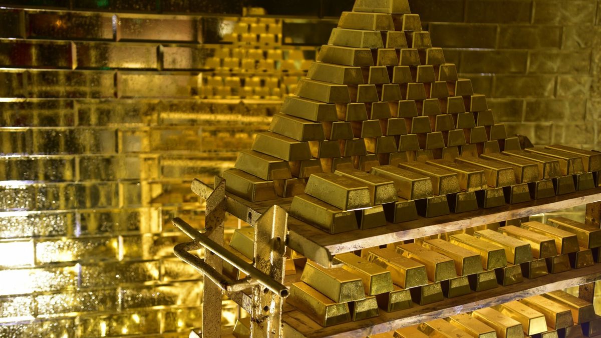 Podziemia turystyczne w Polsce AlMaPHOTO: ALBIN MARCINIAK / EAST NEWS Kopalnia Zlota Zloty Stok - Sztolnia Gertruda, kopalnie w Polsce, podziemia w Polsce,  podziemia w Europie do zwiedzania, zwiedzanie podziemi Dolnego Slaska, wlascicielka kopalni Elzbieta Szumska n/z sztabki zlotaAlbin Marciniak