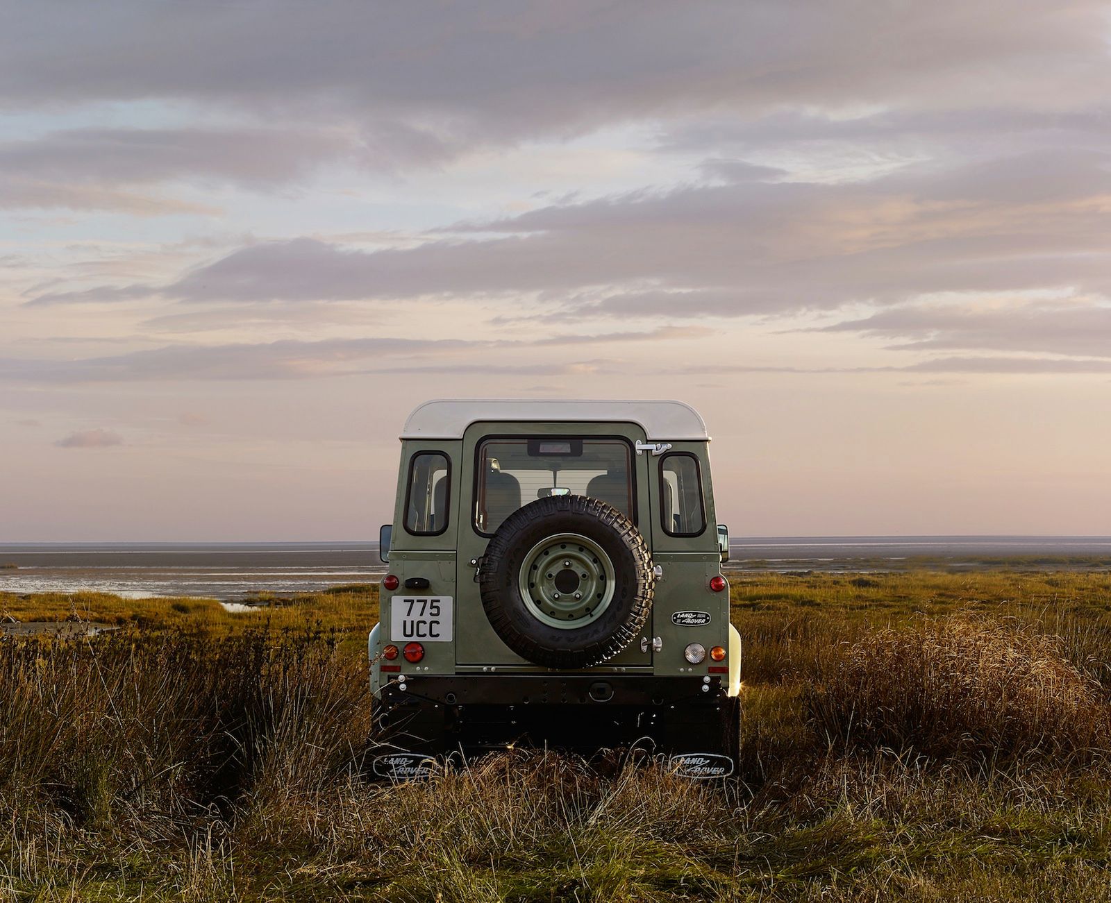 Land Rover Defender z odcinającym się, białym dachem. Wszystko wskazuje na to, że następca również będzie oferowany z taką opcją.