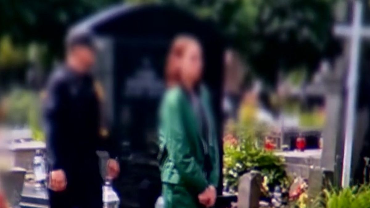 Magdalena W. w kajdankach na pogrzebie synka.