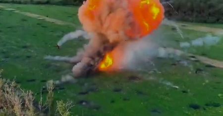 Rosyjski czołg T-80BV wybucha po detonacji amunicji. Nagranie z potężnej eksplozji